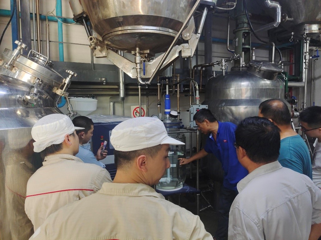 烈日下的匠心傳承、鄭州長(zhǎng)城科工貿(mào)陳工在高溫車間中的玻璃反應(yīng)釜設(shè)備培訓(xùn)紀(jì)實(shí)